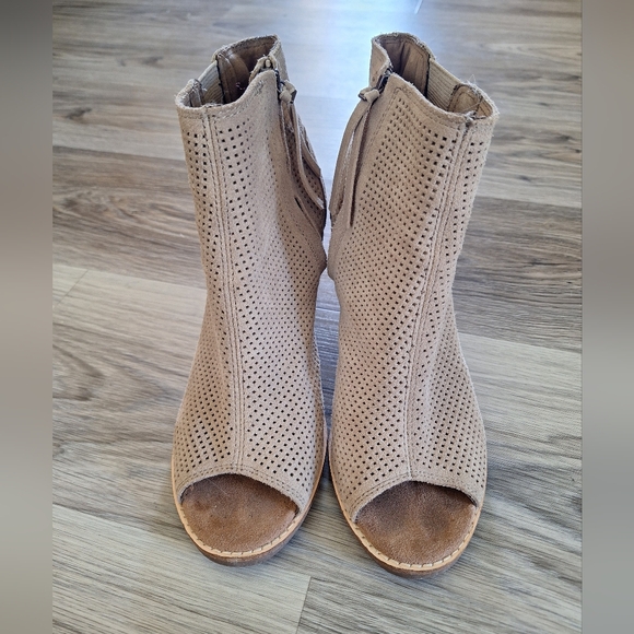 TOMS‎ Suede Leather Booties Ankle Boots Size 7 Tan - Picture 2 of 7